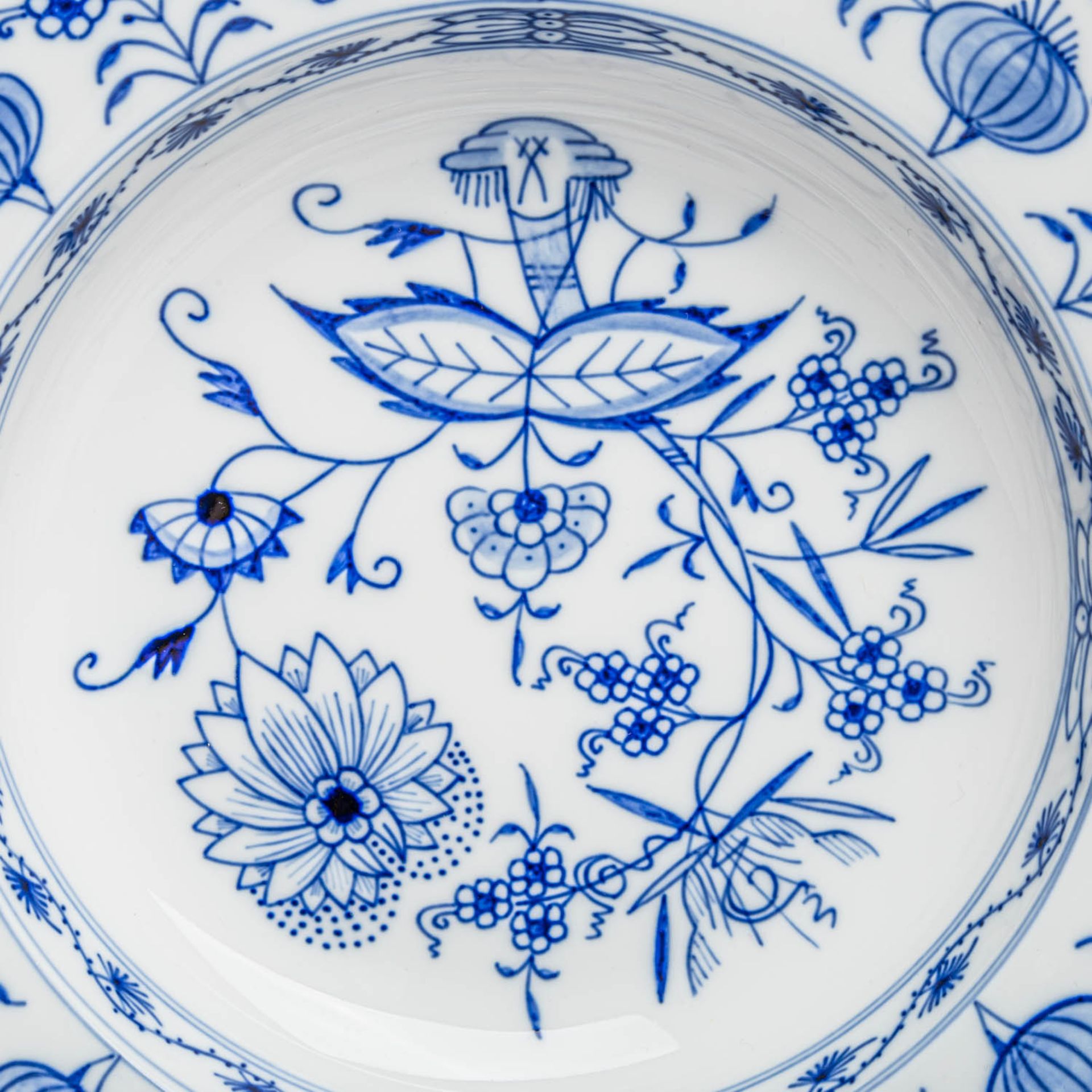 MEISSEN Speiseservice f. 6 Personen 'Zwiebelmuster', 20. Jh..6 Speiseteller, 6 Suppenteller, 1 - Bild 6 aus 8