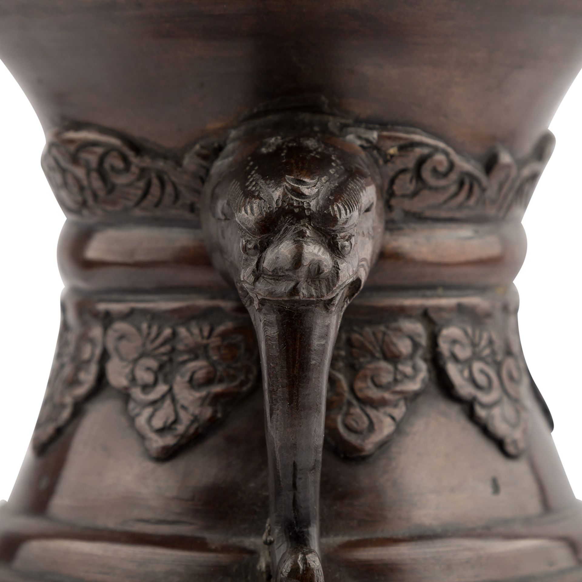 Vase aus Bronze. JAPAN, Meiji-Periode (1868-1912)Balusterförmig mit zwei auf der Schulter - Image 7 of 7