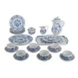 MEISSEN Kaffeeservice f. 6 Personen 'Zwiebelmuster', 1. und 2. Wahl, 20. Jh..6 Kaffeetassen/U-