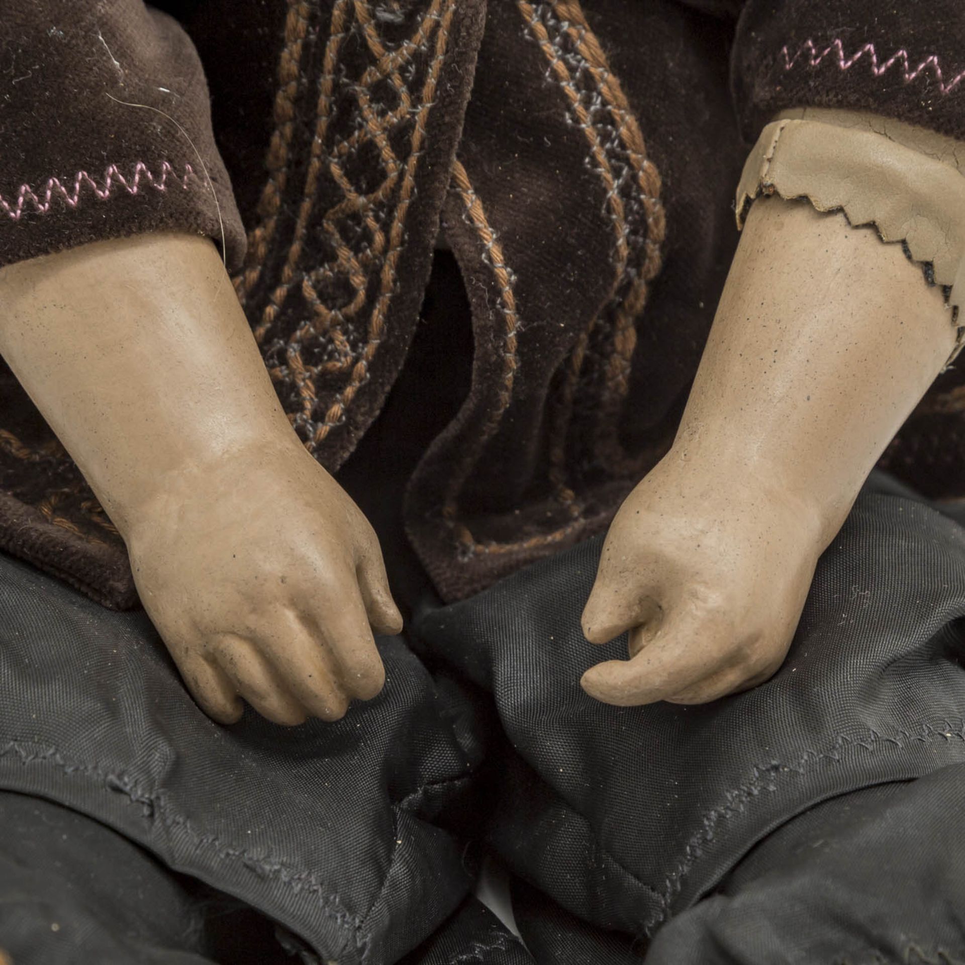 Paar ROSANNA Künstlerpuppen, 2. H. 20. Jh.Kopf, Hände und Füße je aus Keramik, Körper aus - Bild 4 aus 9