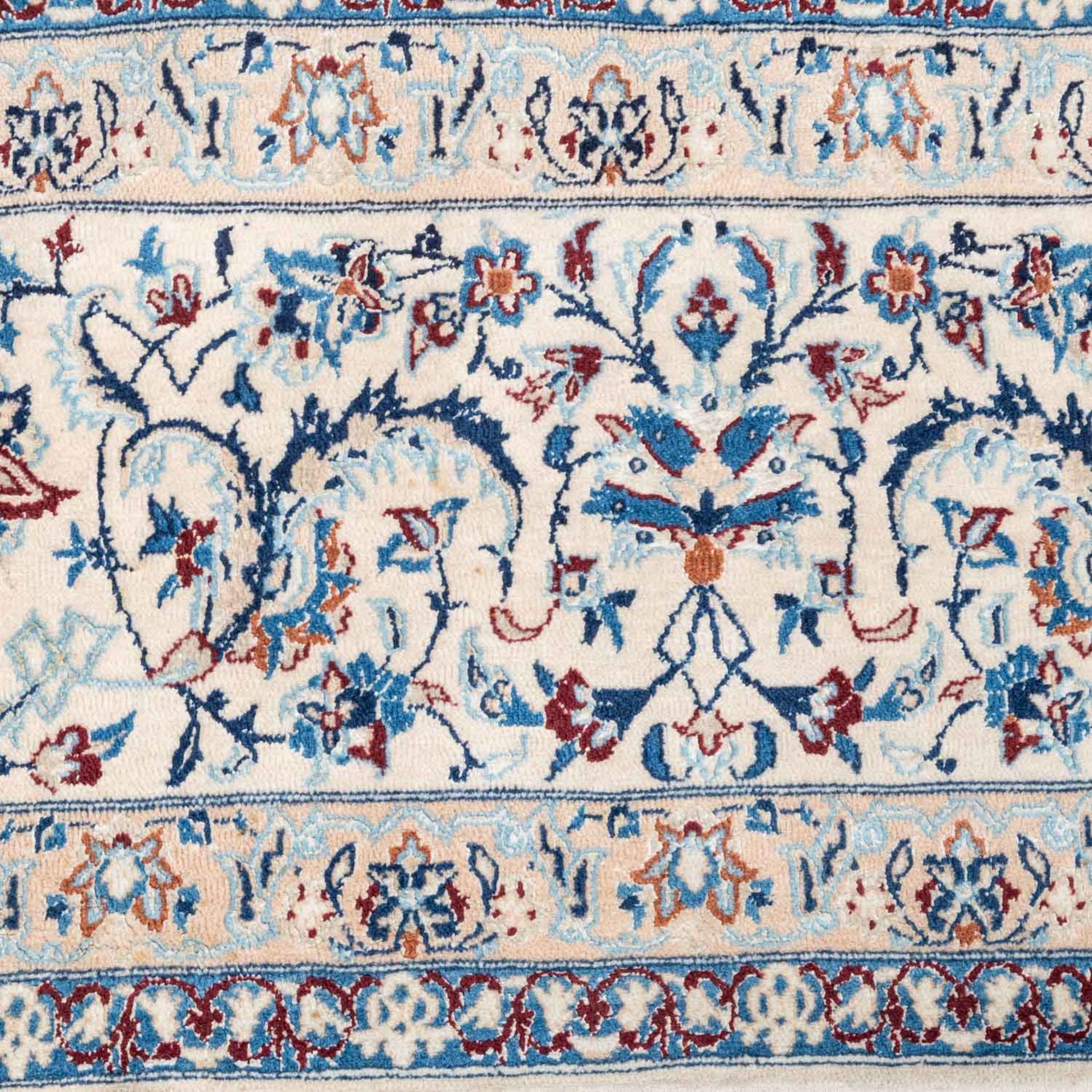 Orientteppich. NAIN/IRAN, 20. Jh., 300x200 cm.Der cremeweisse Fond des Innenfeldes ist gemustert mit - Bild 5 aus 6