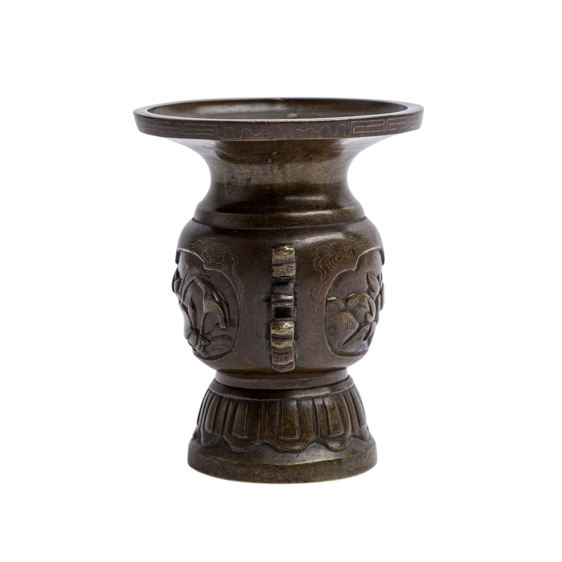 Feine Vase aus Bronze. JAPAN, Meiji-Zeit (1868-1912).Auf hohem Fuß, mit weit ausladendem - Image 2 of 6