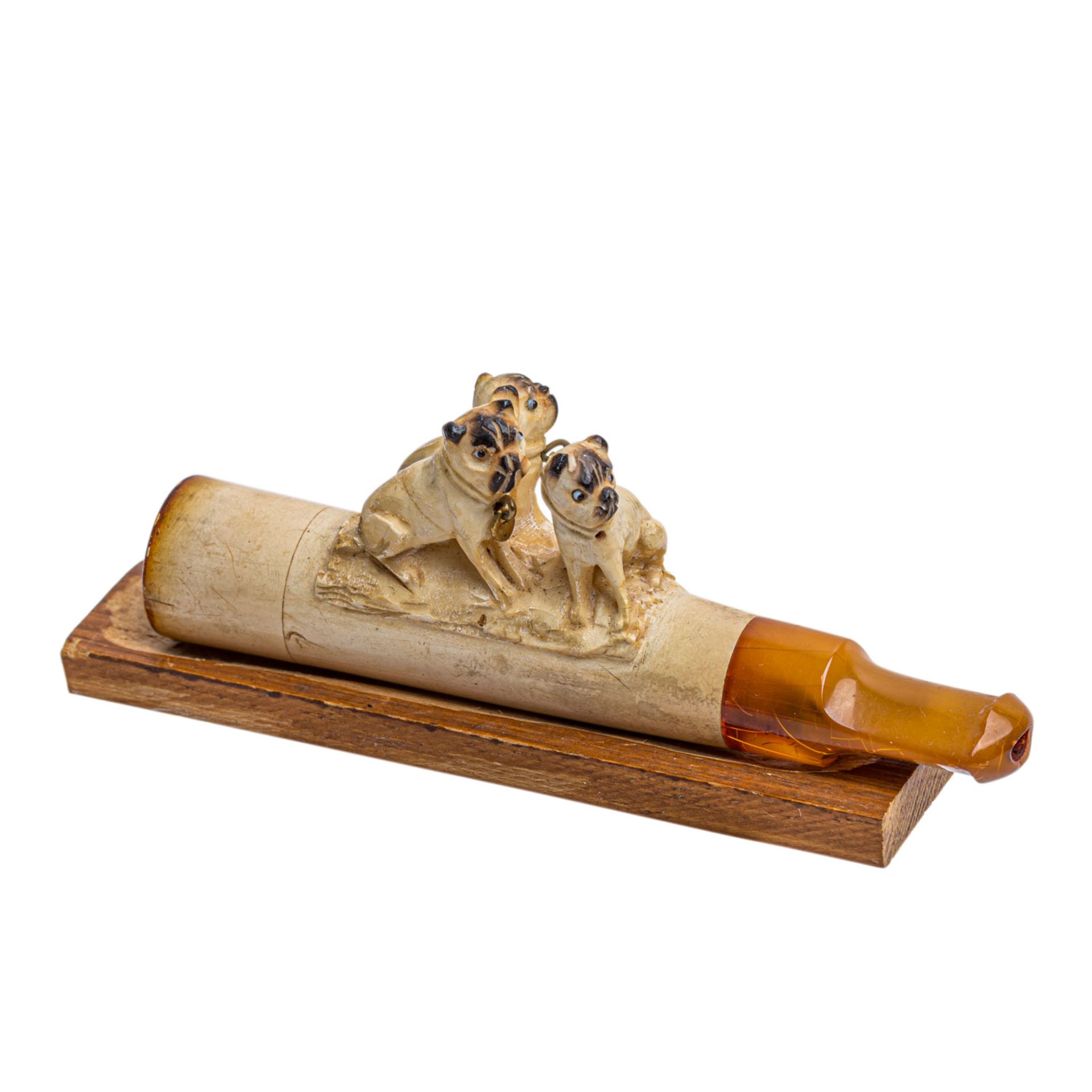 MEERSCHAUMPFEIFE mit Mops-Hunden, 1. H. 20. Jh.Mundstück aus Bernstein, 3 sitzende Möpse mit