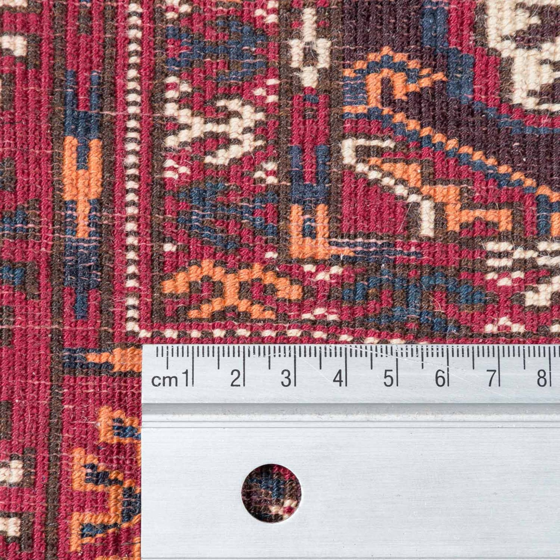 Konvolut: 2 Orientteppiche, 20. Jh.:1 Teppich ausTurkmenistan mit Gölmusterung auf rotbraunem Grund, - Bild 6 aus 6