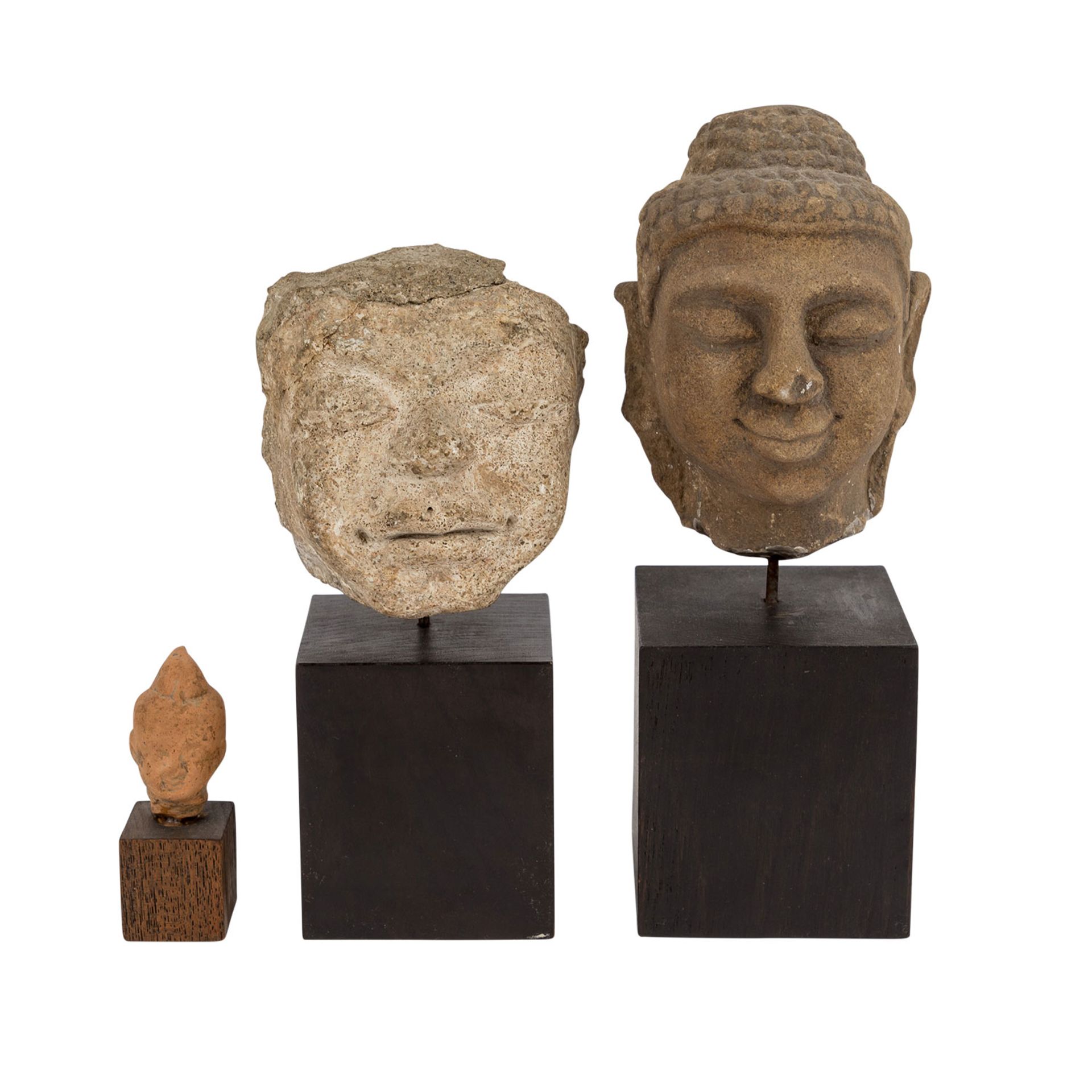 Konvolut 4 tlg.: THAILAND.3 Köpfe aus Stein und Keramik, H: ca. 5/10/14 cm, jeweils auf rechteckigem - Image 2 of 7