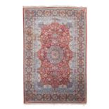 Orientteppich. KERMAN/IRAN, 20. Jh., 307x204 cm.Schöne Zentralmedaillonmusterung mit