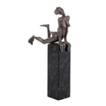 BÄURLE, HANS (1931), "Bin weder Fräulein, werder schön"Bronze versilbert, unsigniert, H: 12,5 cm. (