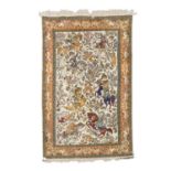 Orientteppich. IRAN, 20. Jh., ca. 221x138 cm.Das elfenbeinweissgrundige Innenfeld zeigt ein