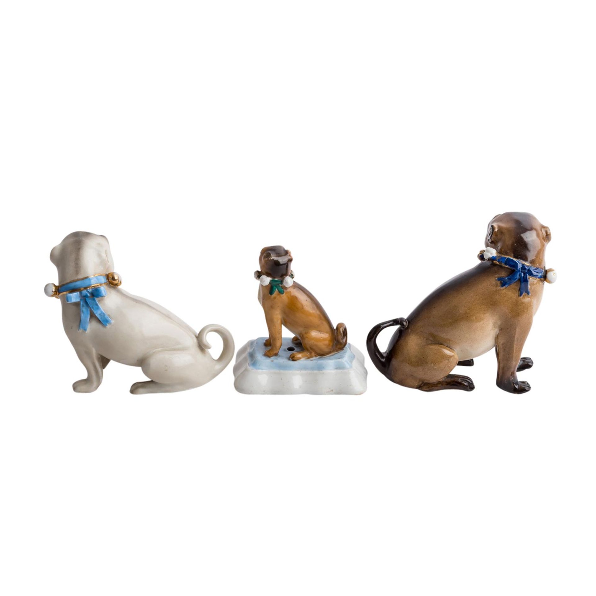 5tlg. Konvolut Tierfiguren "Mops", 20. Jh.Bestehend aus 3 sitzenden Mopshunden mit Schellenhalsband, - Bild 4 aus 4