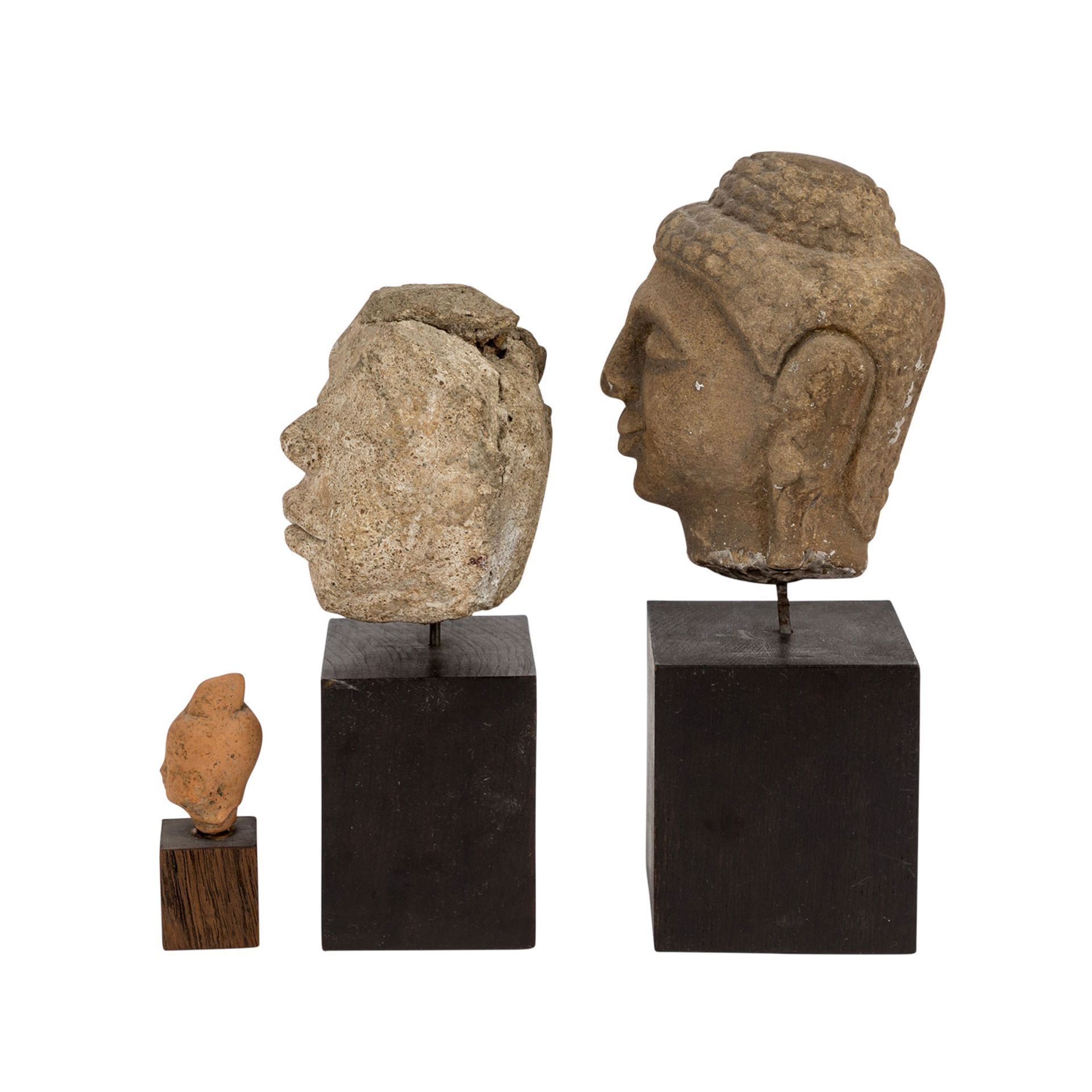 Konvolut 4 tlg.: THAILAND.3 Köpfe aus Stein und Keramik, H: ca. 5/10/14 cm, jeweils auf rechteckigem - Image 3 of 7