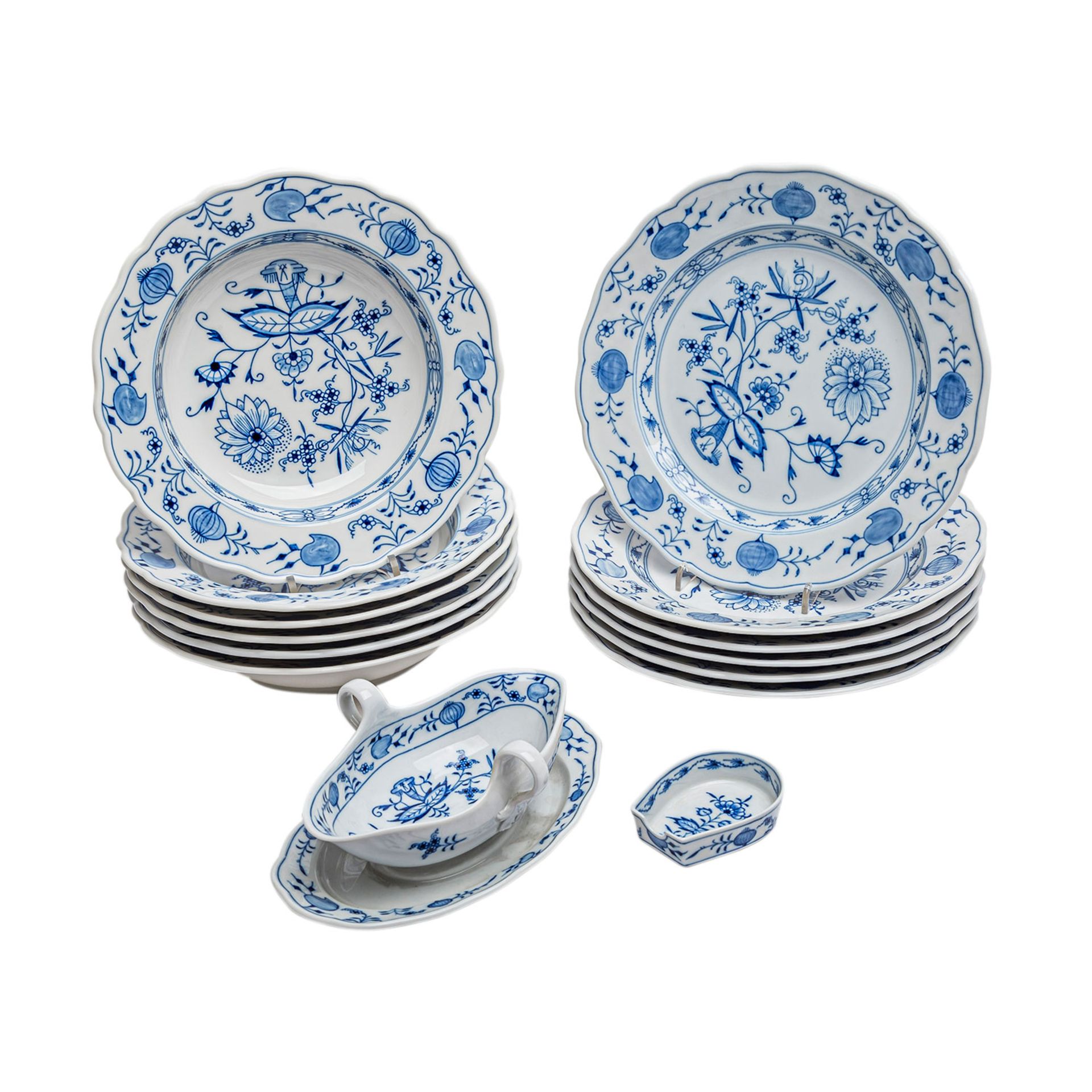 MEISSEN Speiseservice f. 6 Personen 'Zwiebelmuster', 20. Jh..6 Speiseteller, 6 Suppenteller, 1