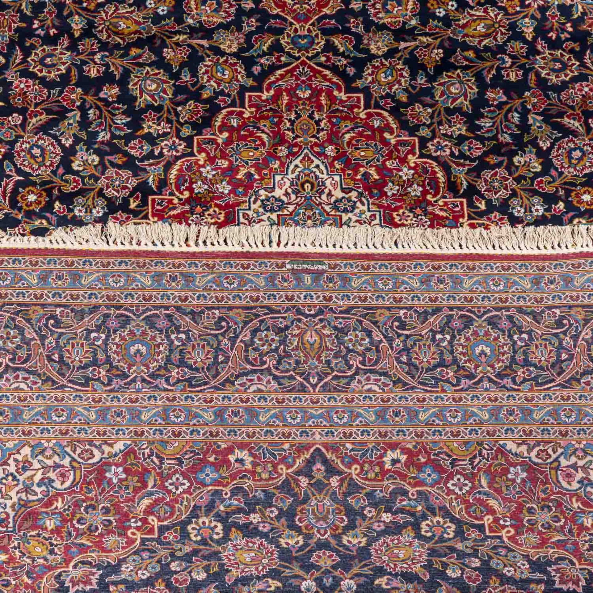 Orientteppich. KESHAN/PERSIEN, 20. Jh., 410x302 cm.Der dunkelblaubrundige Fond des Innenfeldes ist - Bild 2 aus 5