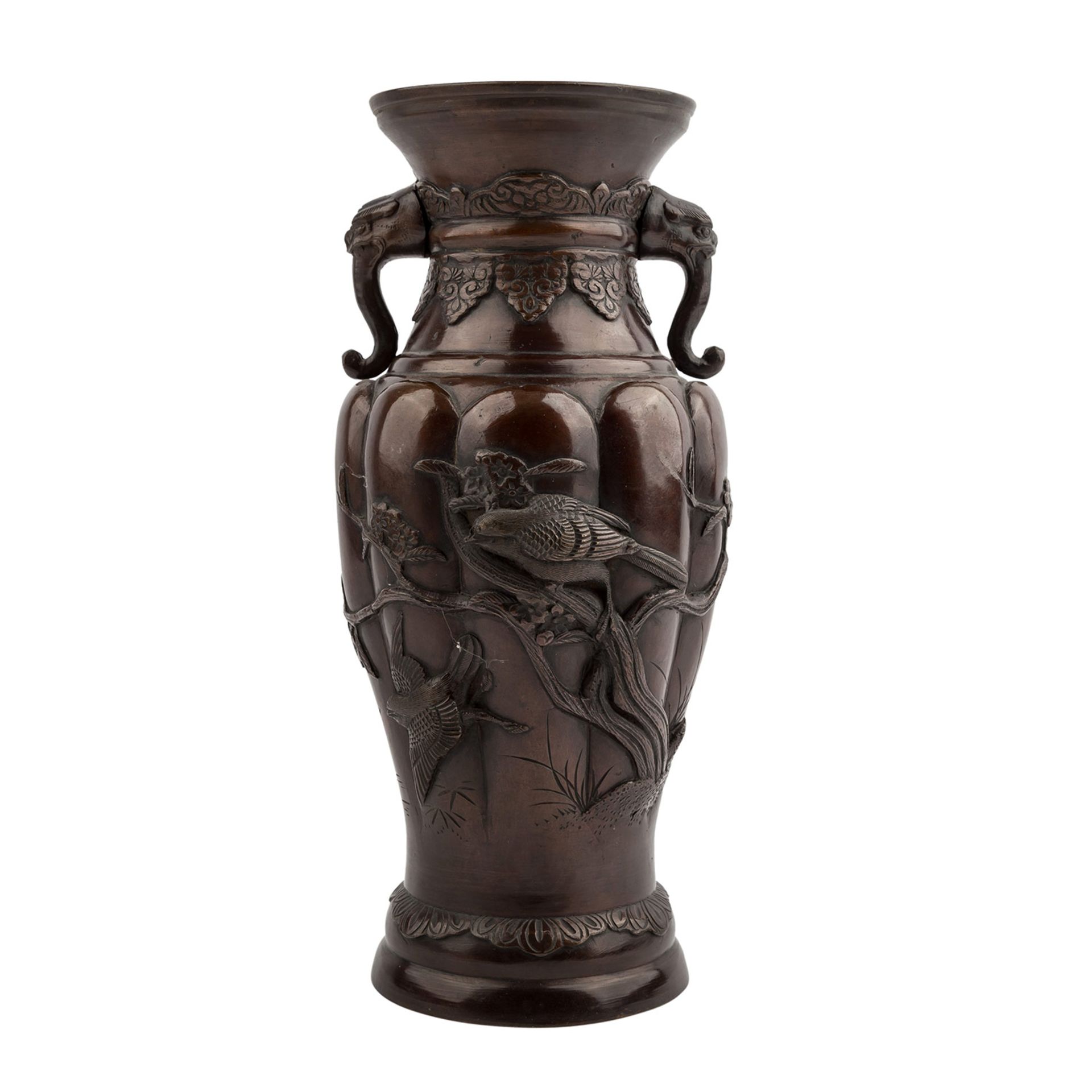 Vase aus Bronze. JAPAN, Meiji-Periode (1868-1912)Balusterförmig mit zwei auf der Schulter - Image 3 of 7