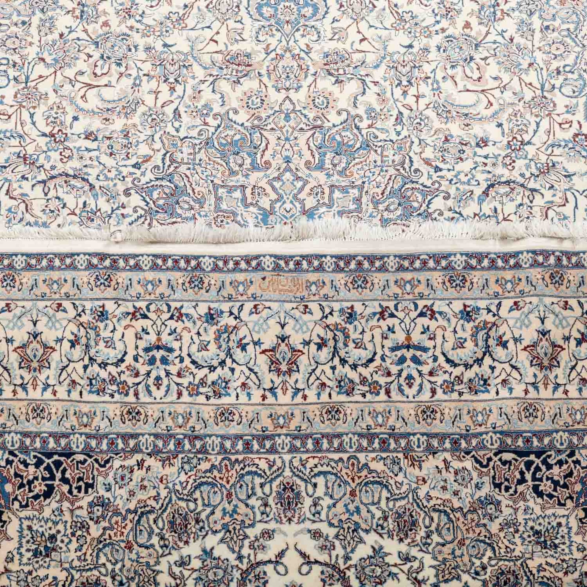 Orientteppich. NAIN/IRAN, 20. Jh., 300x200 cm.Der cremeweisse Fond des Innenfeldes ist gemustert mit - Bild 3 aus 6