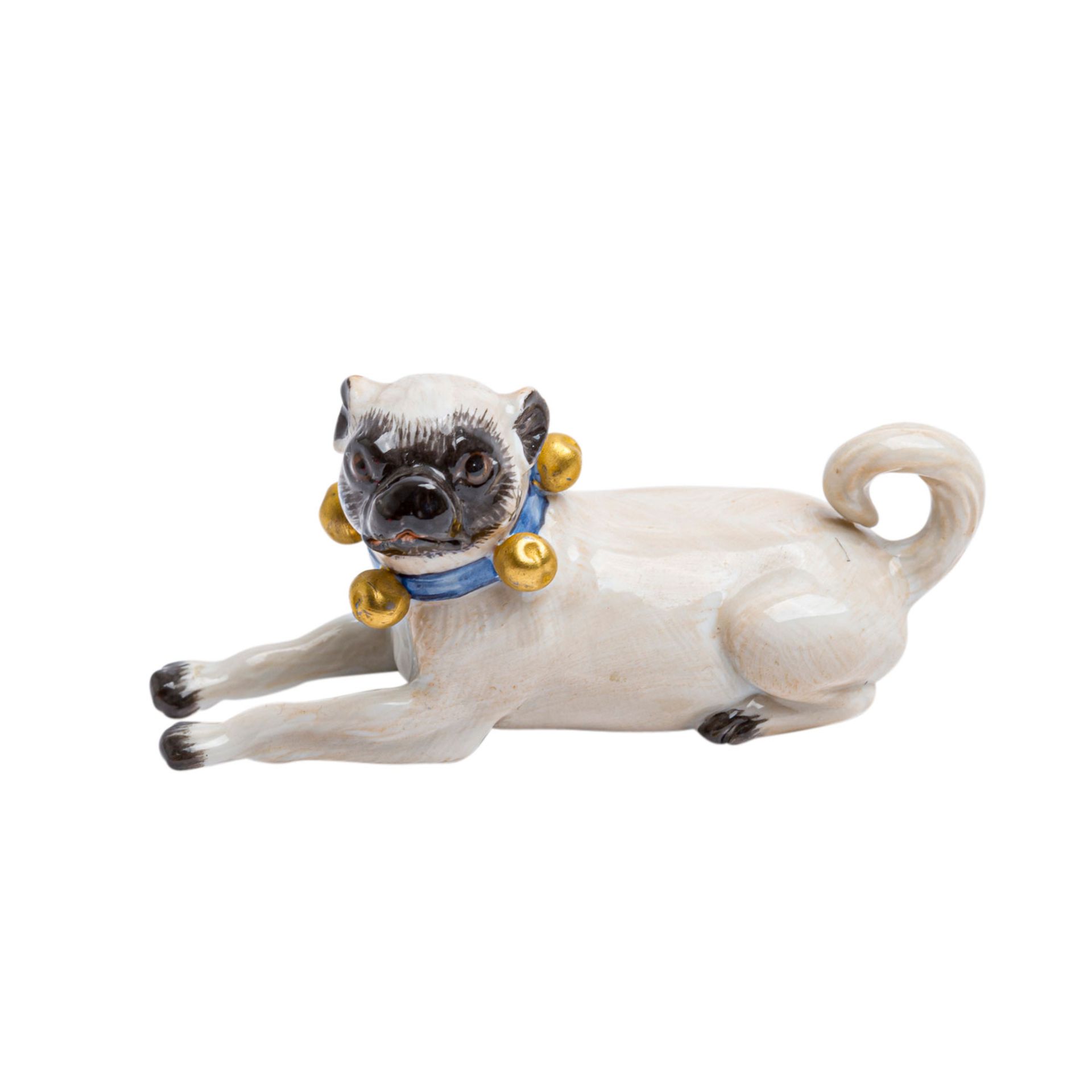 MEISSEN Miniatur-Mops mit Schellen, 20. Jh.Entwurf von J.J. Kaendler und Miarbeiter, liegender Mops,