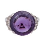 Ring mit rundem Amethyst ca. 14 mm und 8 Diamantrosen,WG 14K, RW 58, 20. Jh., etw.