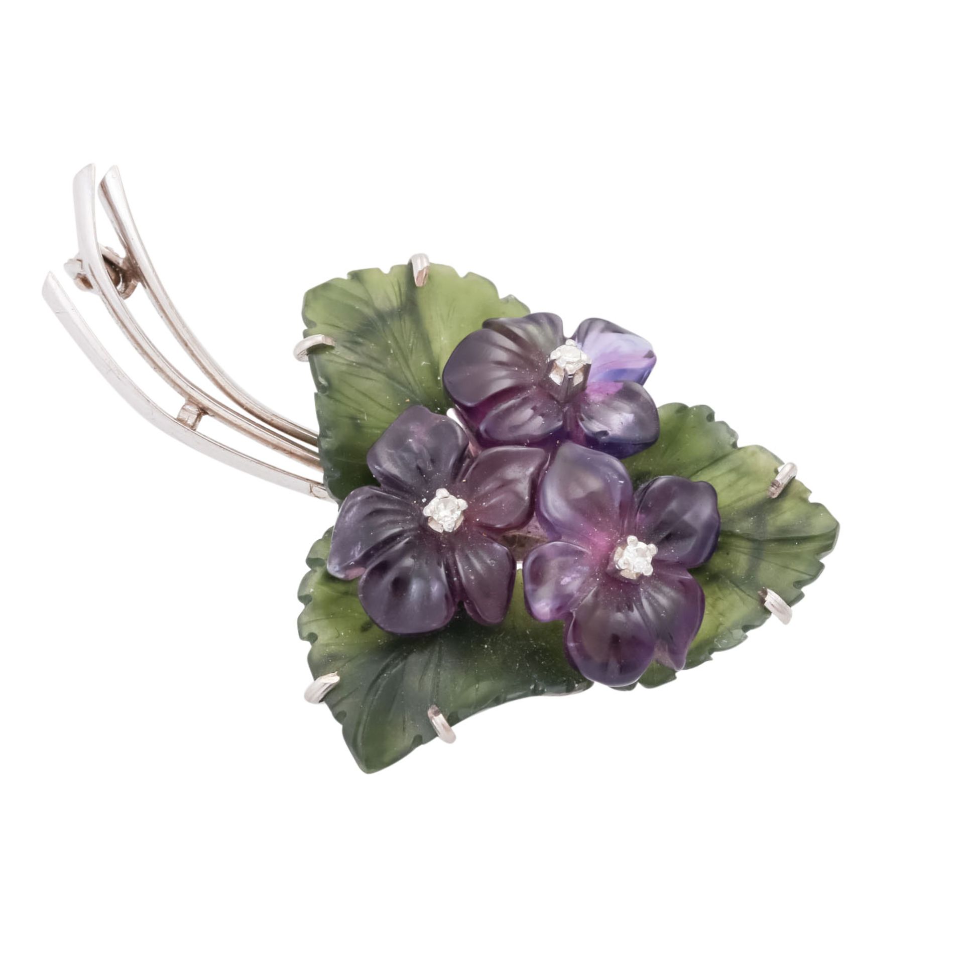 Brosche "Veilchenbouquet" aus Amethyst, Nephrit und 3 Diamanten,WG 14K, ca. 4,4x3 cm, 2. h. 20. Jh.,