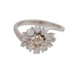 Ring mit 1 braunen Brillant ca. 0,7 ctLIGHT FANCY BROWN, umgeben v. je 6 Brill. u.