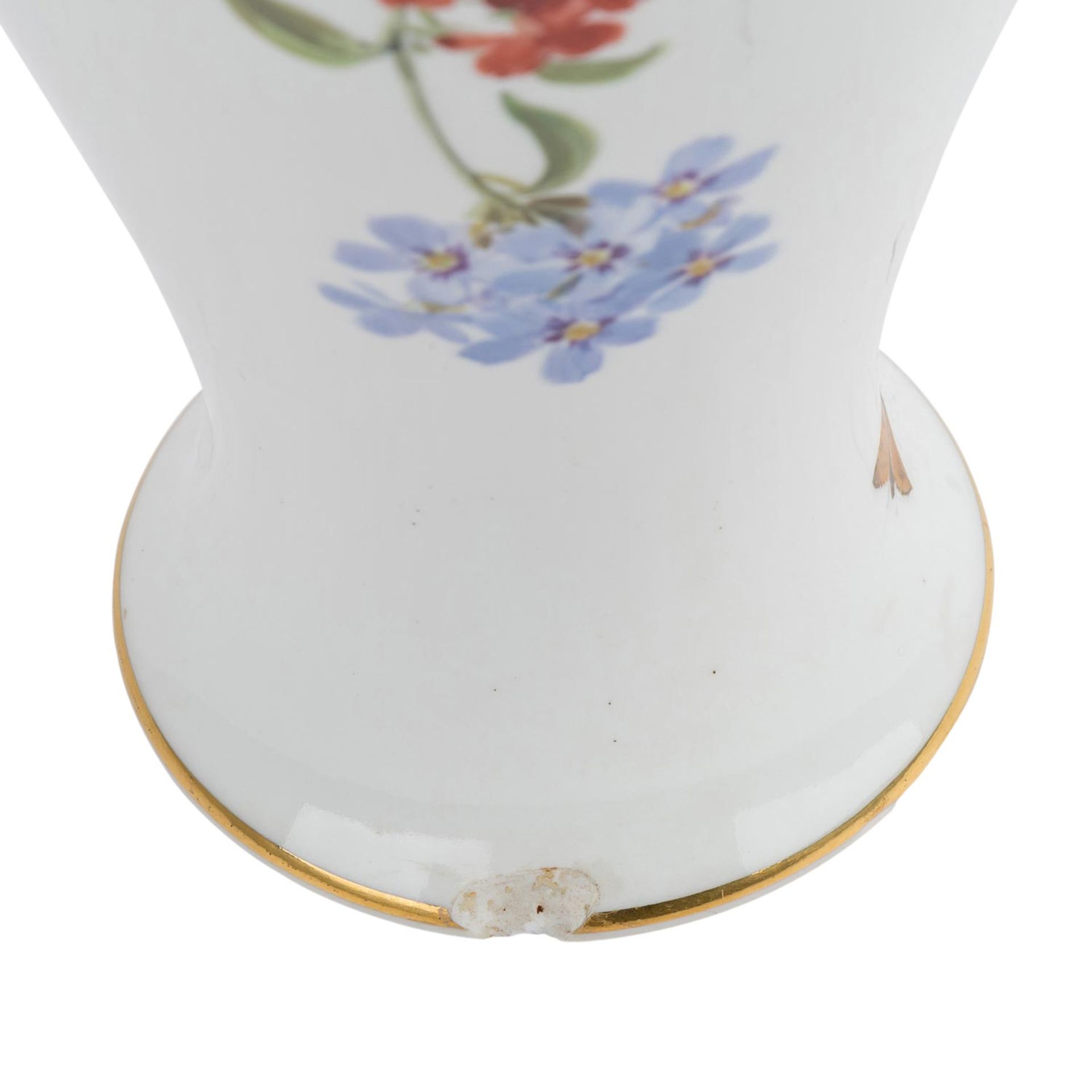 MEISSEN große Vase, 20. Jh.Balusterförmiger Korpus, Weißporzellan mit Blumen- und Insektenmalerei, - Bild 6 aus 7