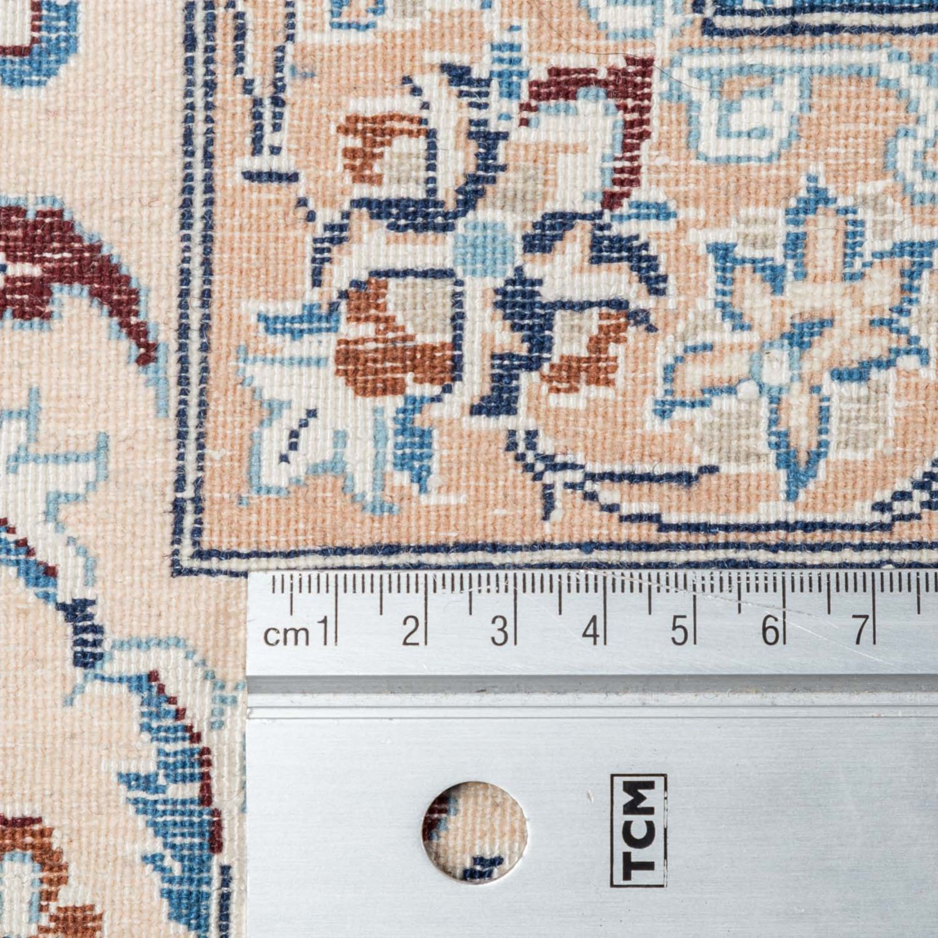 Orientteppich. NAIN/IRAN, 20. Jh., 300x200 cm.Der cremeweisse Fond des Innenfeldes ist gemustert mit - Bild 6 aus 6