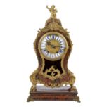 BOULLE-PENDULE IM LOUIS XIV-STYLEFrankreich, 19.Jh., Messingeinlagen, floraler und figürlicher