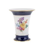 MEISSEN Kratervase, 20. Jh.Polychrome Blumen- und Goldstaffage, kobaltblauer Rand am Stand und