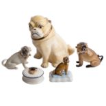 5tlg. Konvolut Tierfiguren "Mops", 20. Jh.Bestehend aus 3 sitzenden Mopshunden mit Schellenhalsband,