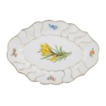 MEISSEN Anbietschale, 2. Wahl, 20. Jhd..Ovale, geschweifte Form mit polychromer Blumenmalerei und