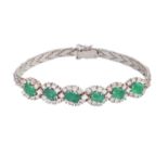 Armband mit 6 Smaragden und Diamantenim Brillant- u. Carree u. Prinzessschliff zus. ca. 2,5 ct