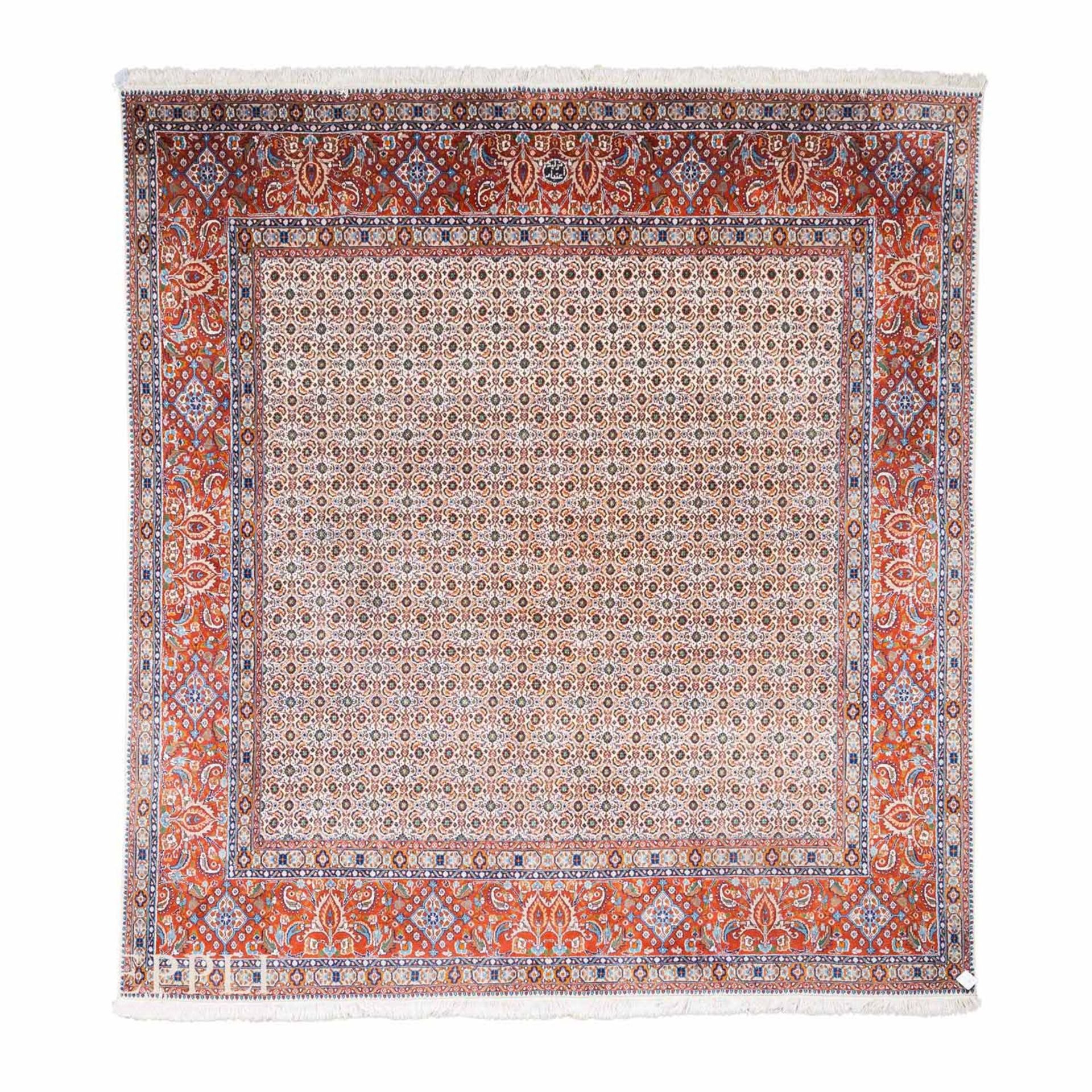 Orientteppich. MUD/PERSIEN, 20. Jh., 263x248 cm.Das beigefarbene Innenfeld zeigt ein endloses Muster