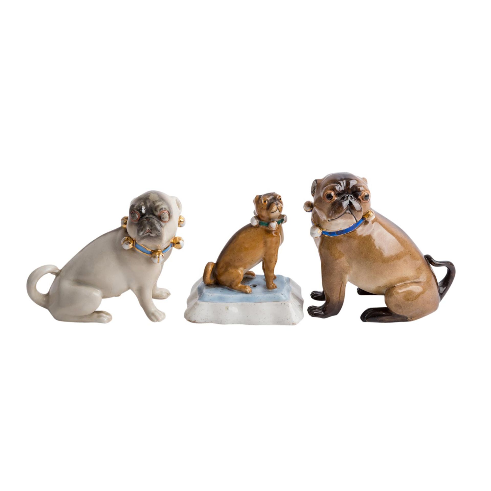 5tlg. Konvolut Tierfiguren "Mops", 20. Jh.Bestehend aus 3 sitzenden Mopshunden mit Schellenhalsband, - Bild 3 aus 4