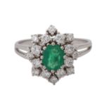 Ring mit Smaragd, oval fac. umgeben von 16 Brillanten, zus. ca. 0,3 ct,mittl.-guter Farb- und