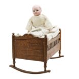 SONNEBERG Puppe in Puppenwiege "Täufling", um 1860.Sog. "Motschmann"-Puppe mit eingebauter