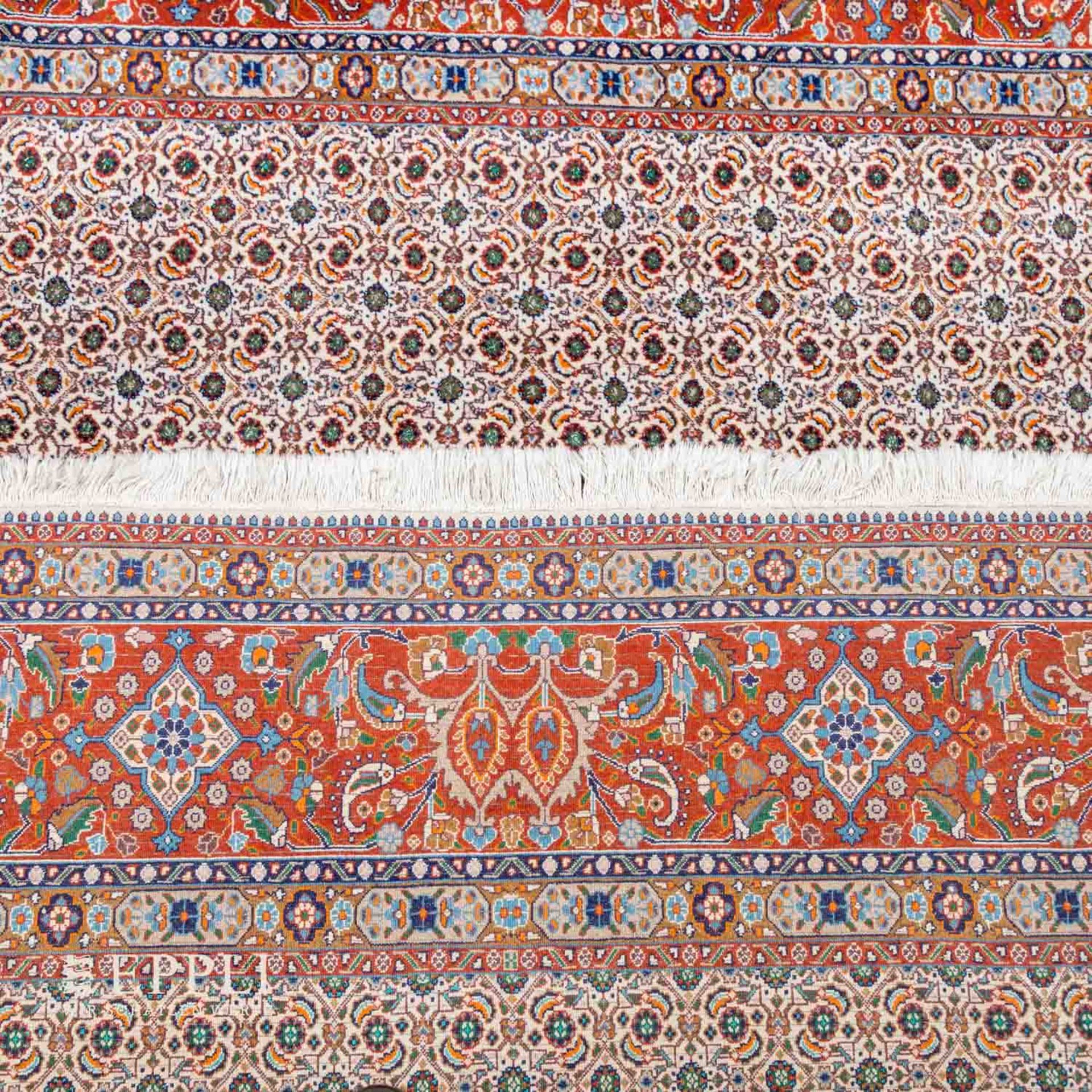 Orientteppich. MUD/PERSIEN, 20. Jh., 263x248 cm.Das beigefarbene Innenfeld zeigt ein endloses Muster - Bild 3 aus 4