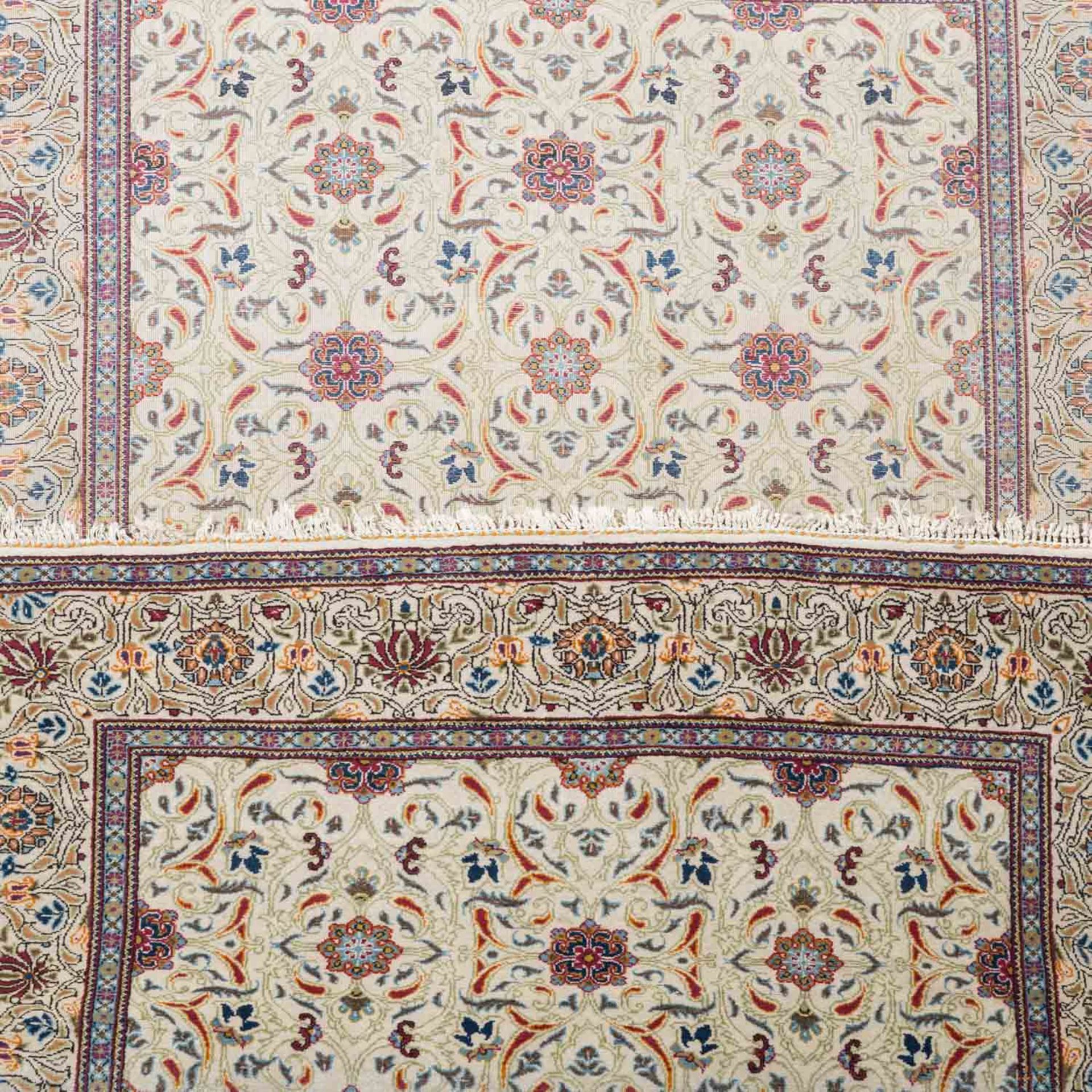 Orientteppich. 20. Jh., 205x138 cm.Netzartig überspannt ein All over-Blütenmuster den beige- - Bild 3 aus 4