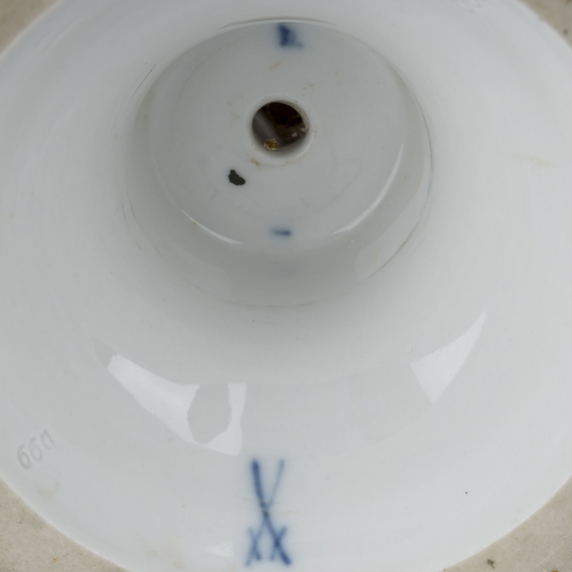MEISSEN Prunkvase "B-Form", 20. Jh.Kratervase auf verschraubtem Rundfuß, Weißporzellan mit - Bild 3 aus 3