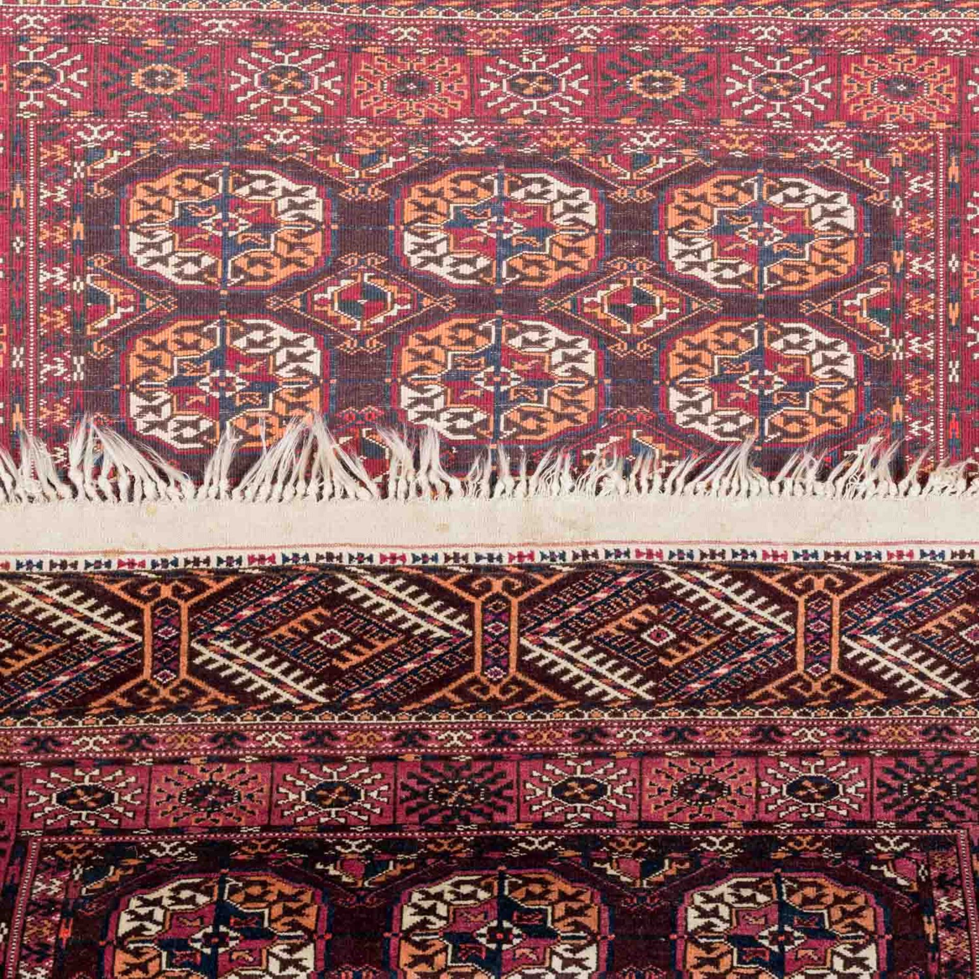 Konvolut: 2 Orientteppiche, 20. Jh.:1 Teppich ausTurkmenistan mit Gölmusterung auf rotbraunem Grund, - Bild 3 aus 6