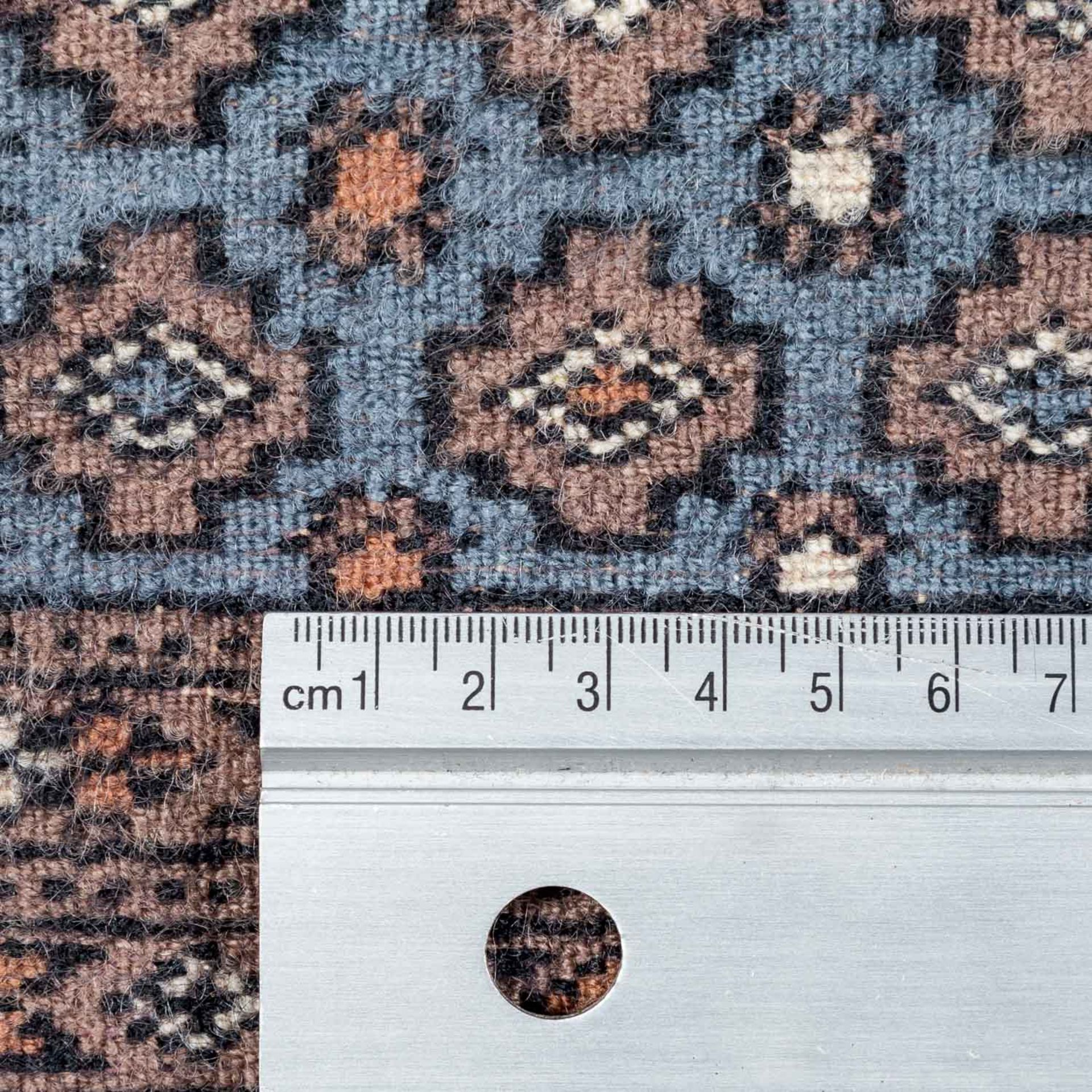 Orientteppich.PAKISTAN, 20. Jh., 187x127 cm.Das stahlblaue Innenfeld ist netzartig überspannt von - Bild 4 aus 4