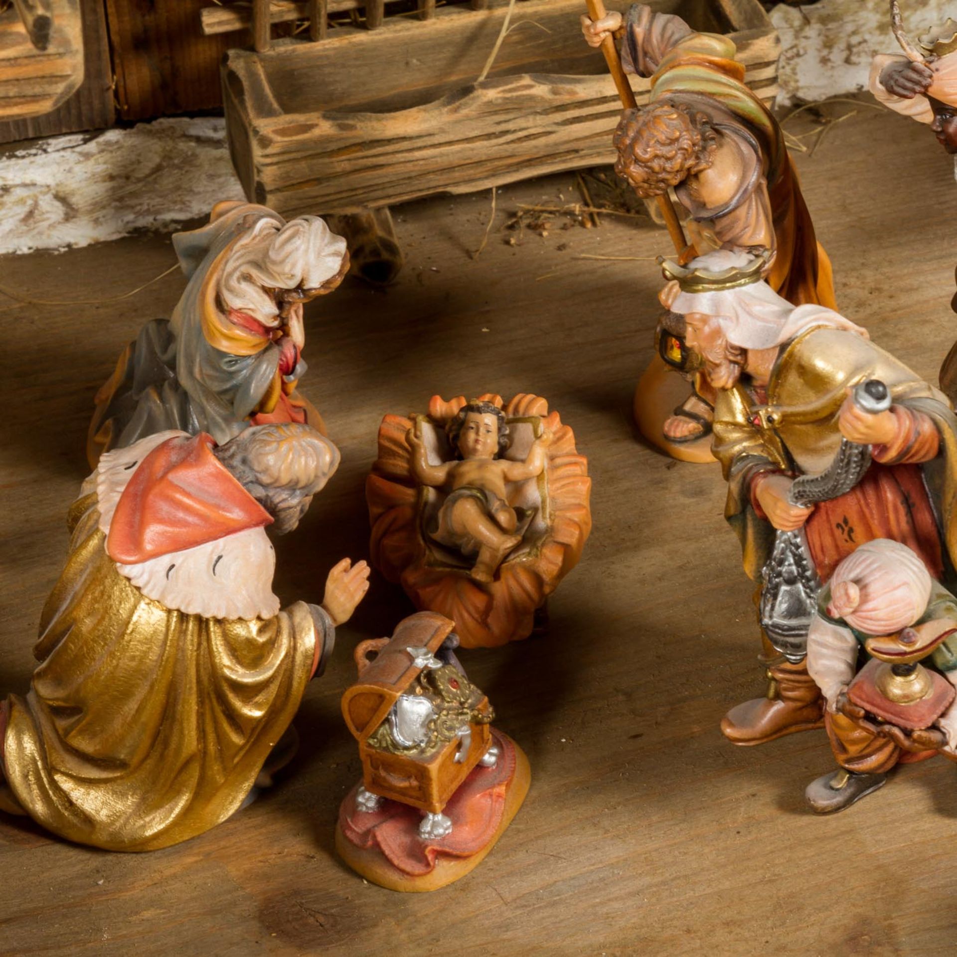 KRIPPE20. Jh., Weihnachtskrippe mit farbig bemalten Holzfiguren, Figurengröße ca. 18 cm, - Bild 7 aus 8