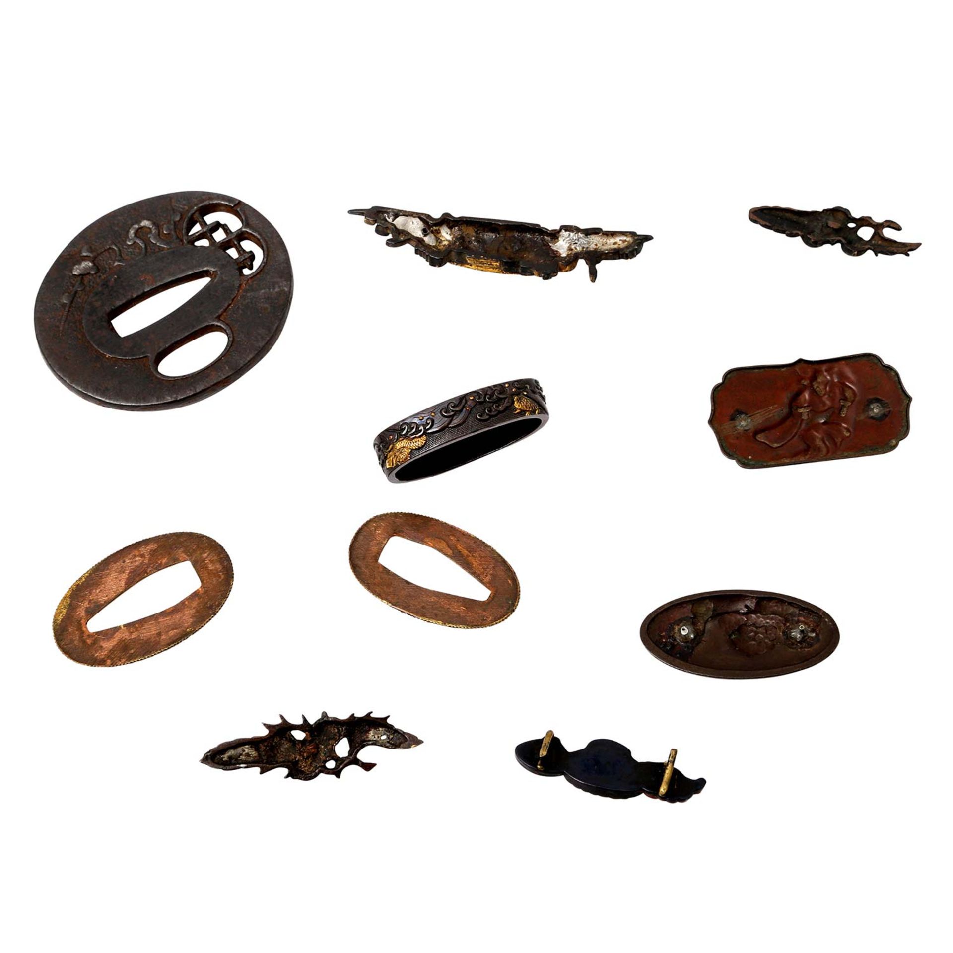 Interessantes Schwertschmuck-Set, 10tlg. JAPAN, verschiedene Epochen.U.a. Tsuba, Menuki, Fuchi- - Image 2 of 3