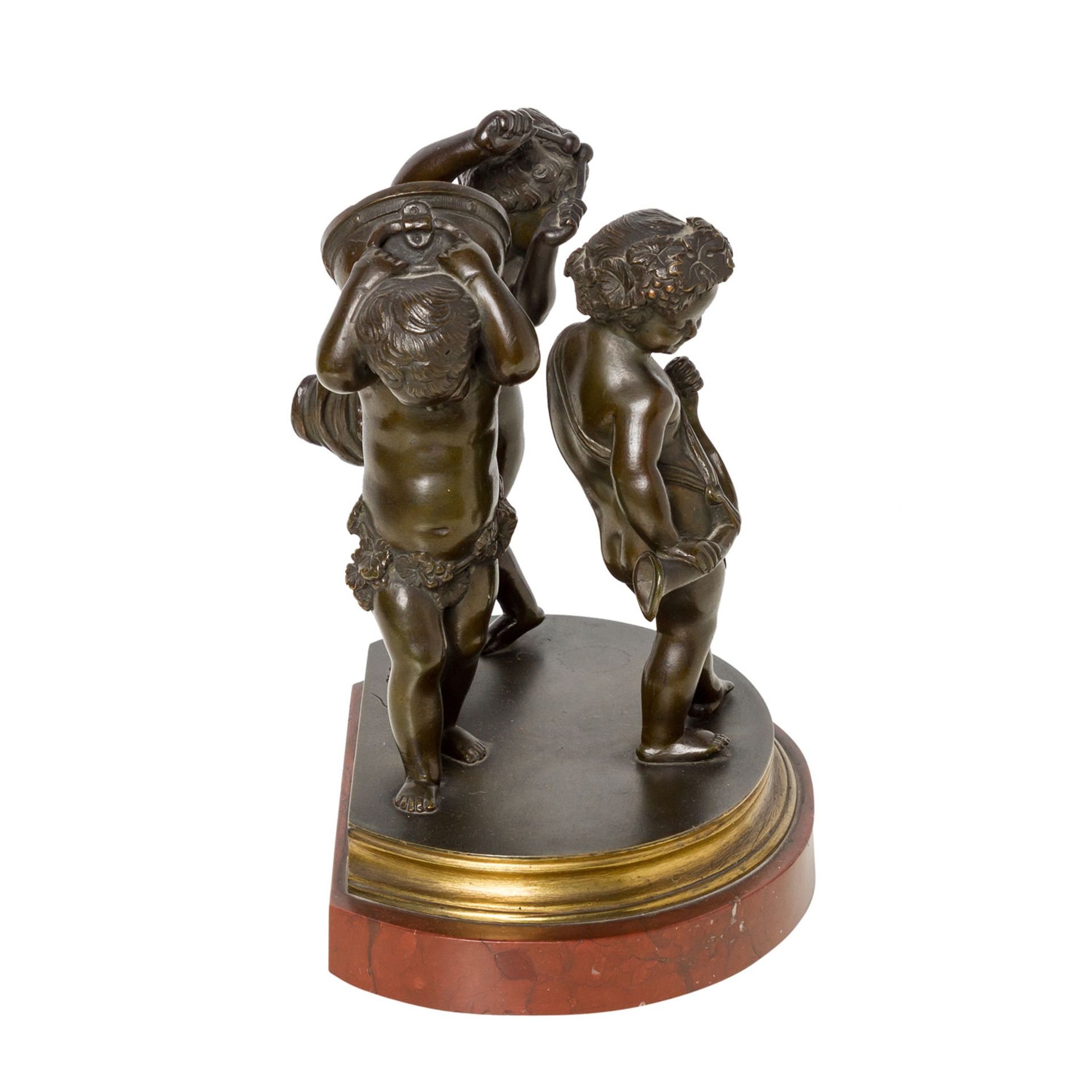 CLODION, C. MICHEL (1738-1814) "Spielende Putti".Bronze, dunkelbraun patiniert, roter, weiß - Bild 4 aus 5