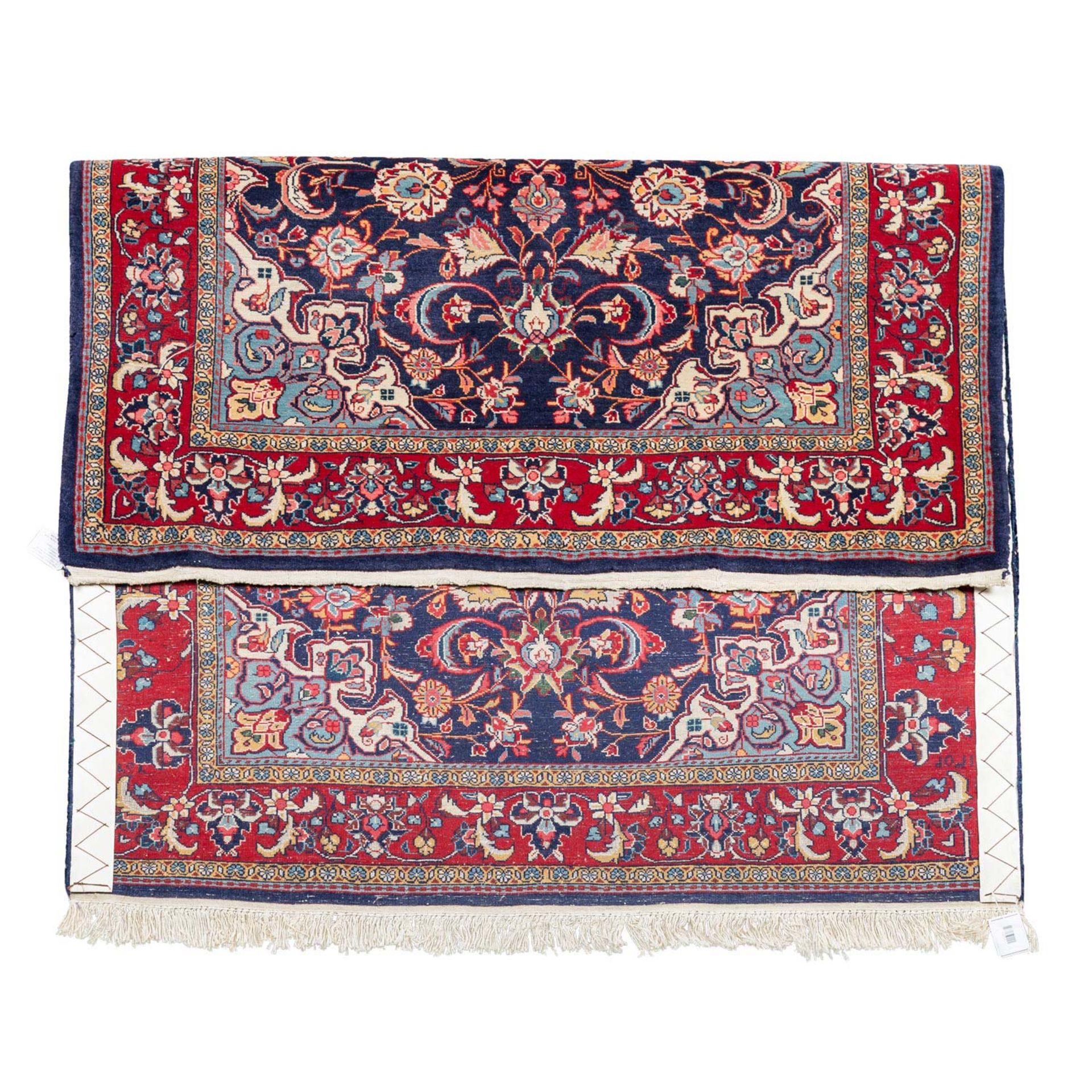 Orientteppich. PERSIEN, 20. Jh., 158x121 cm.Klassisches Zentralmedaillonmuster mit Floralrankwerk - Bild 4 aus 9
