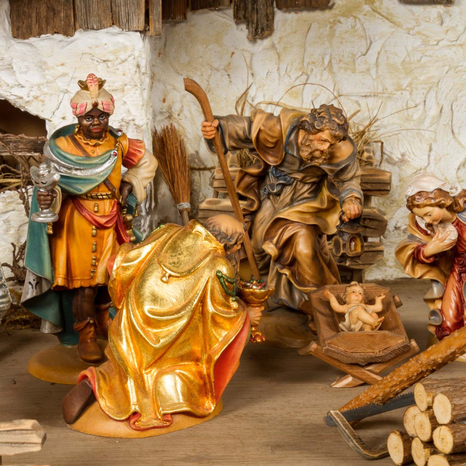 KLEINE KRIPPE20. Jh., Weihnachtskrippe mit farbig bemalten Holzfiguren, Figurengröße ca. 14 cm, - Bild 6 aus 6