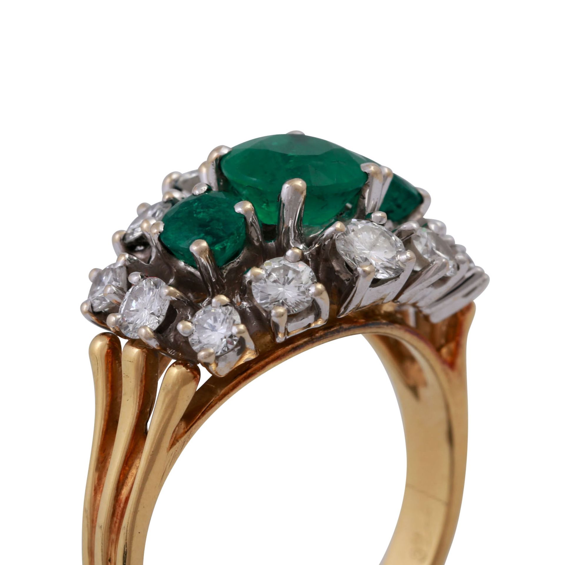Ring mit 3 Smaragden und 12 Brillanten, zus. ca. 1 ct,guter Farb- und Reinheitsgrad, Anordnung im - Bild 5 aus 5