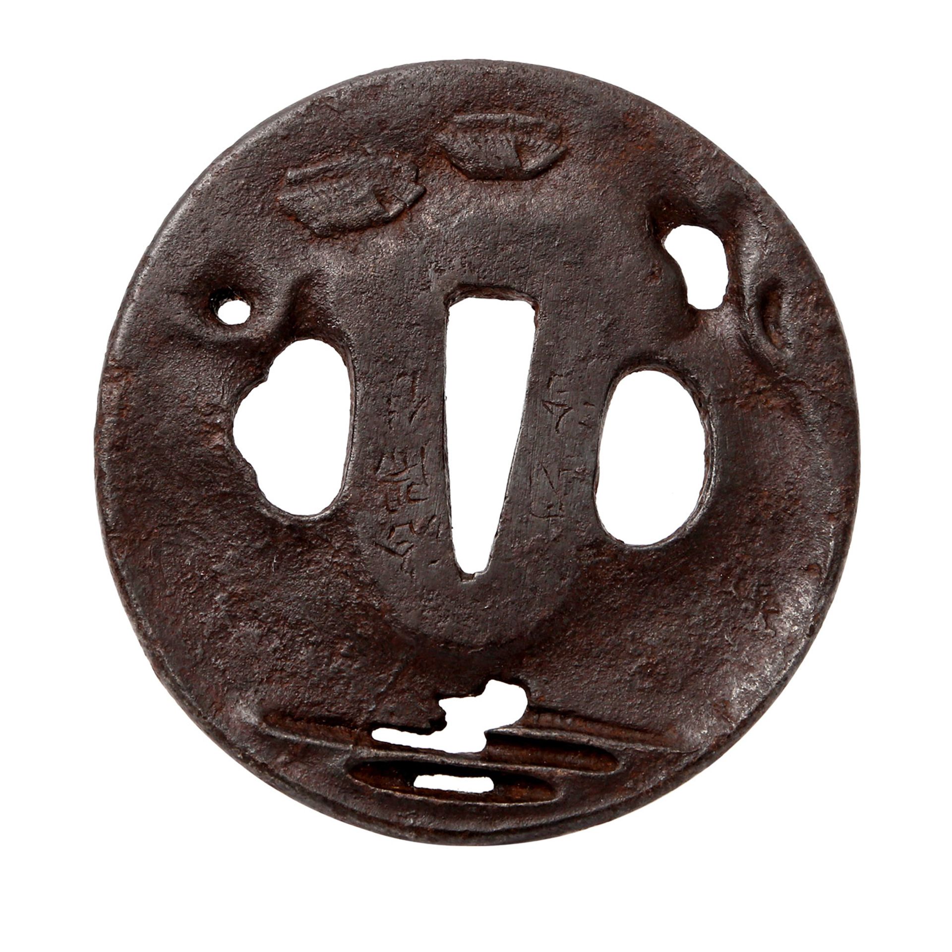 Tsuba aus Eisen. JAPAN, Edo-Zeit (1603-1868).Verziert mit zwei strohgedeckten Häusern im flachen - Image 2 of 2