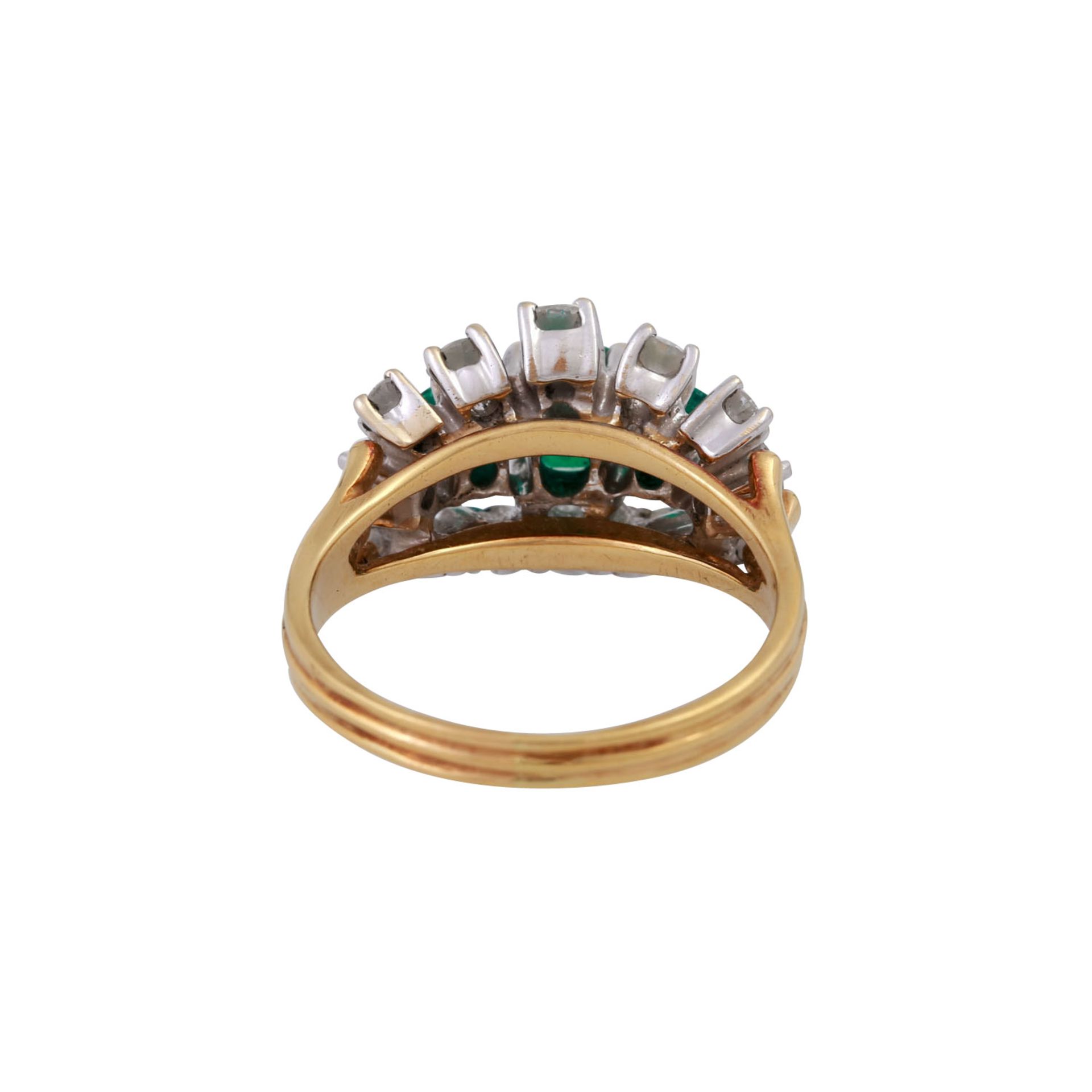 Ring mit 3 Smaragden und 12 Brillanten, zus. ca. 1 ct,guter Farb- und Reinheitsgrad, Anordnung im - Bild 4 aus 5