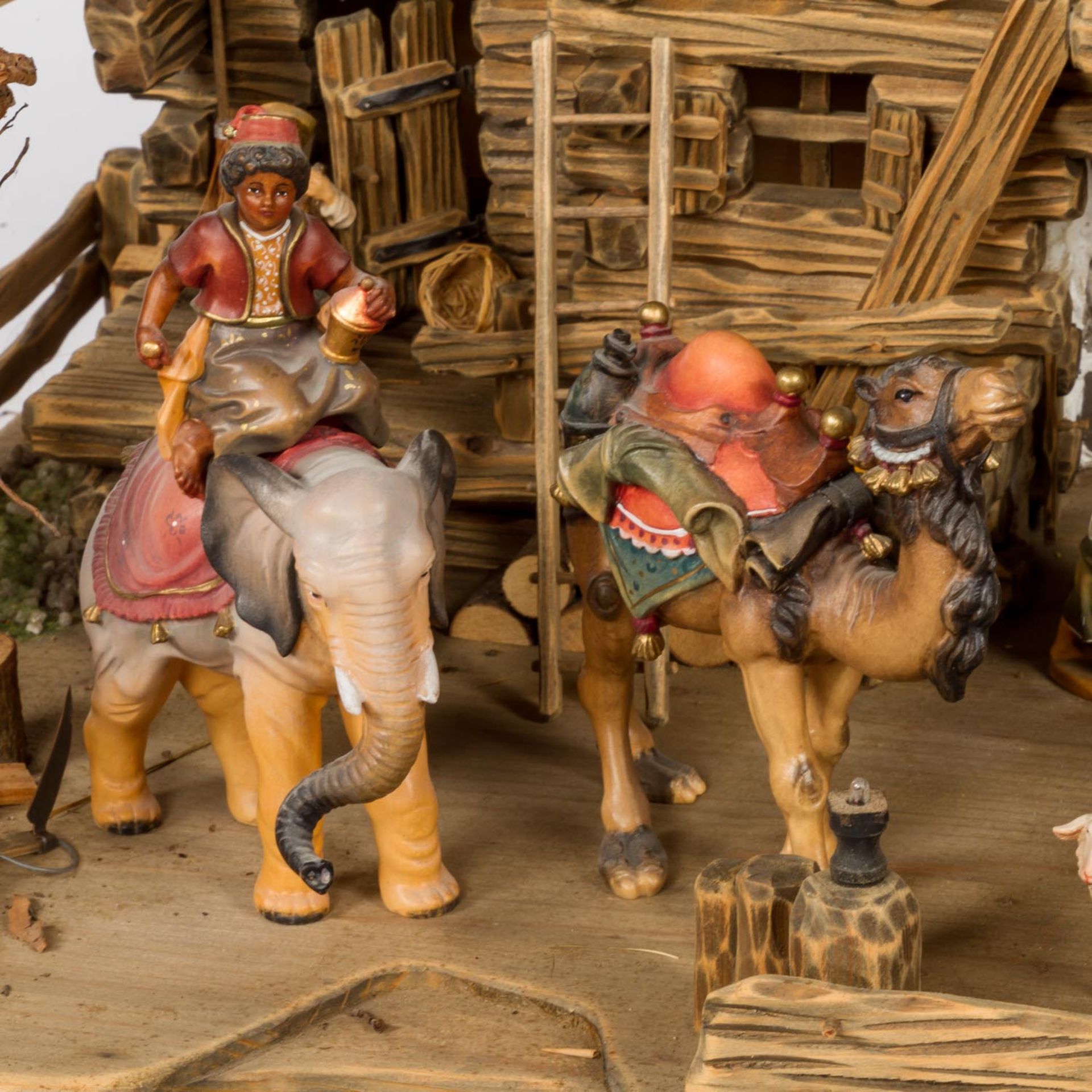 KRIPPE20. Jh., Weihnachtskrippe mit farbig bemalten Holzfiguren, Figurengröße ca. 18 cm, - Bild 5 aus 8