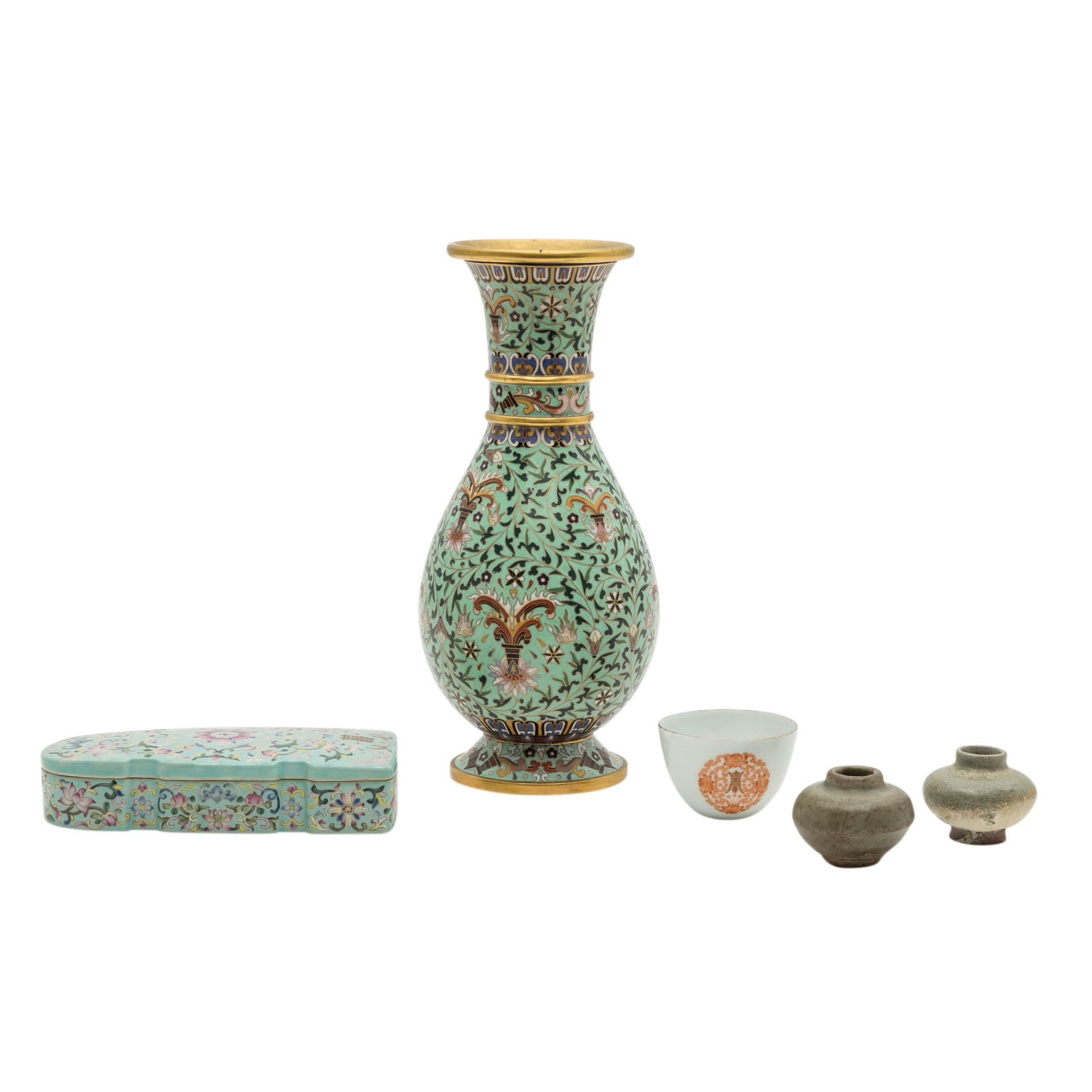 Konvolut: 5 Teile ASIATIKA.1 Cloisonné-Vase, H 26 cm/ 1 Famille rose-Deckeldose, L: 16 cm/ 1 - Bild 2 aus 5
