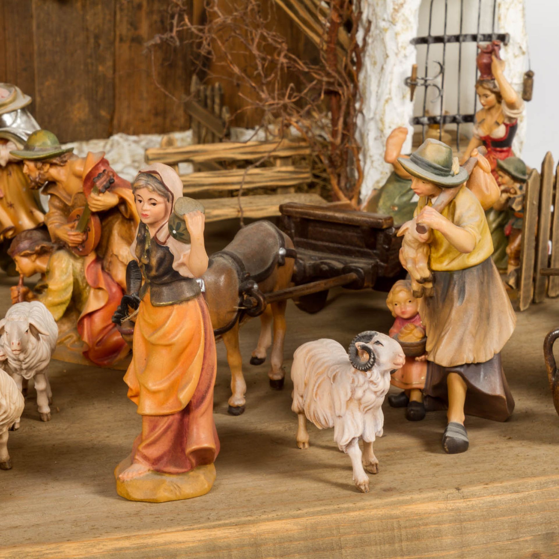 KRIPPE20. Jh., Weihnachtskrippe mit farbig bemalten Holzfiguren, Figurengröße ca. 18 cm, - Bild 8 aus 8
