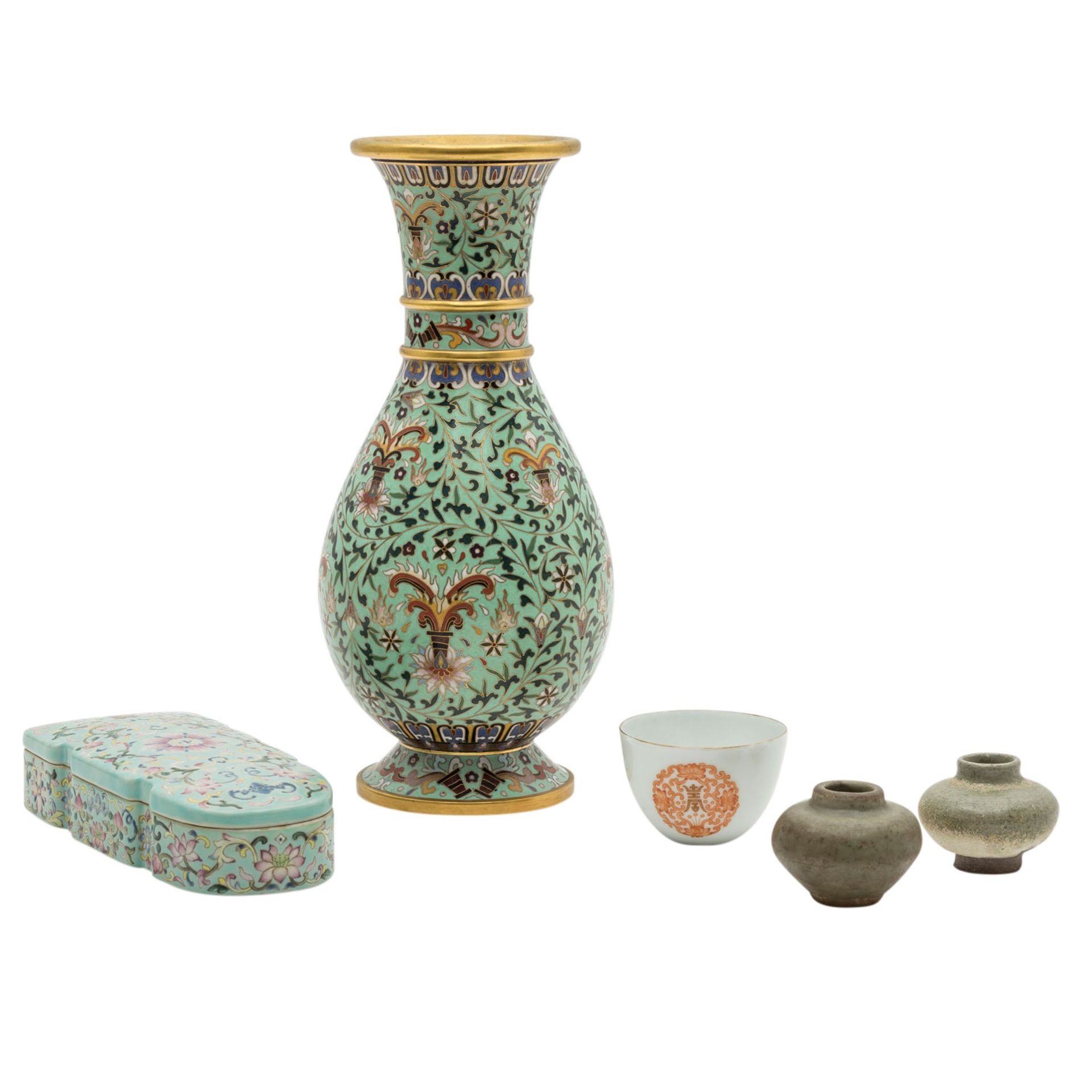 Konvolut: 5 Teile ASIATIKA.1 Cloisonné-Vase, H 26 cm/ 1 Famille rose-Deckeldose, L: 16 cm/ 1